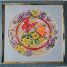 Работа «Тарелка с цветами и бабочками»