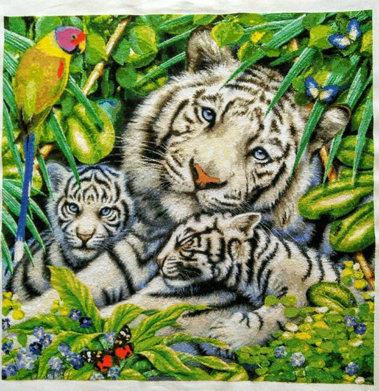 Работа «Белая тигрица с малышами»