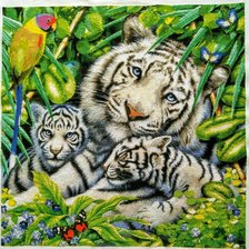 Работа «Белая тигрица с малышами»