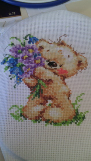 Работа «Медвежонок с букетом цветов»