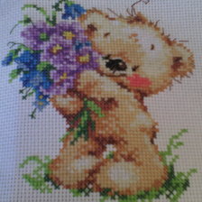 Работа «Медвежонок с букетом цветов»