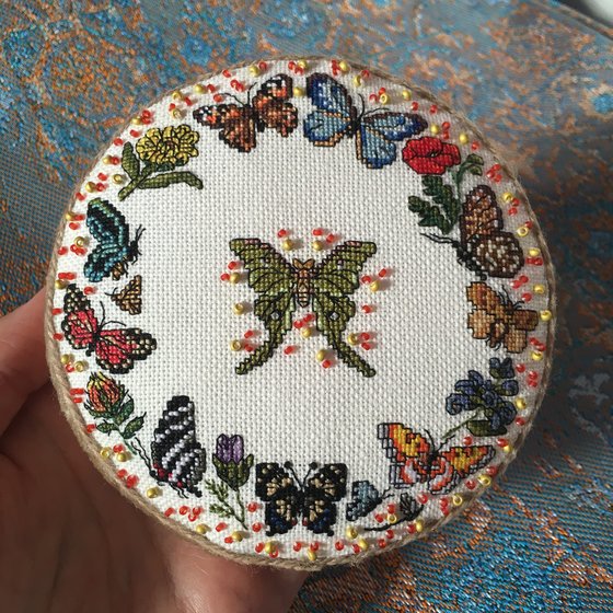 Работа «Игольница с бабочками и цветами»