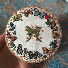 Работа «Игольница с бабочками и цветами»