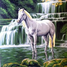 Лошадь у водопада