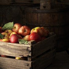 Яблоки в ящике