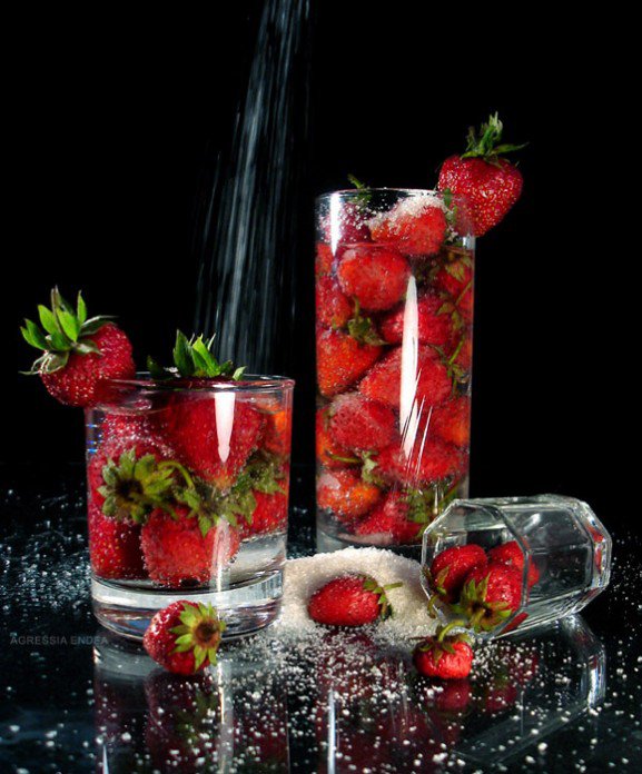 сочные ягоды - ягоды, клубника, стакан, натюрморт - оригинал