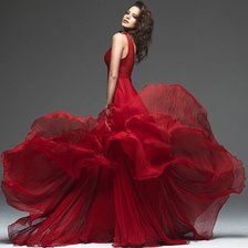 Схема вышивки «девушка в красном»