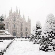 зимняя улица в Милане, Италия