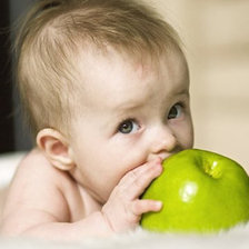 малыш с яблоком