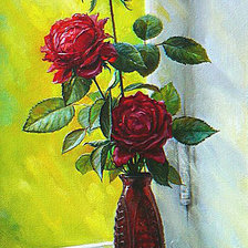 розы в вазе на окне