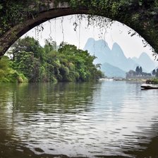 Драконий мост через реку Юлонг, округ Яншо, провинция Гуйлинь.