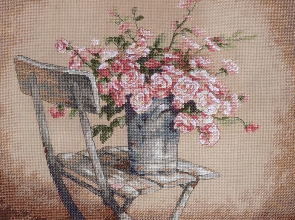 Розы на белом стуле - розы, цветы - оригинал