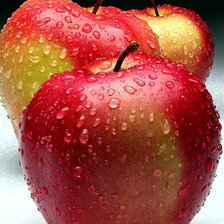 яблоки с каплями воды