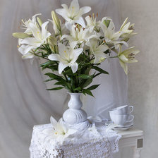 Схема вышивки «белые лилии в белой вазе»